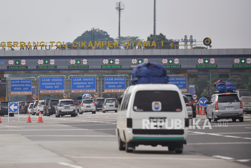 Sejumlah kendaraan melintasi Gerbang Tol Cikampek Utama, Jawa Barat, Senin (8/4/2024). 
