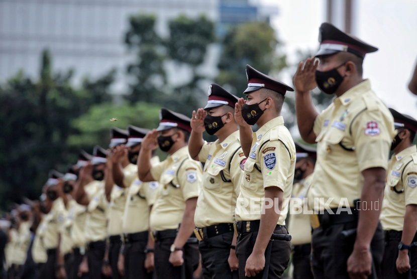 Personel Satuan Pengamanan (Satpam) mengenakan seragam baru saat mengikuti Upacara HUT ke-41 Satpam di Lapangan Bhayangkara Polri, Jakarta, Rabu (2/2/2022). Korbinmas Baharkam Polri resmi memperkenalkan seragam baru milik personel Satuan Pengamanan (Satpam) berwarna krem saat upacara peringatan Hari Ulang Tahun ke-41 Satpam yang mengangkat tema Bersama Polri, Satpam Siap Menjaga Kamtibmas dan Penanggulangan Covid-19. Republika/Thoudy Badai