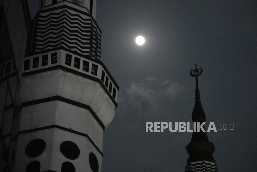 Bulan super biru terbit di atas sebuah masjid di Jakarta,  Kamis (31/8/ 2023).
