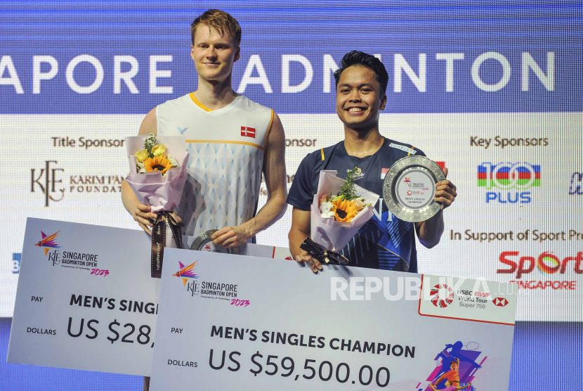 Anders Antonsen dari Denmark (kiri) bersama sang juara Singapore Open 2023, Anthony Sinisuka Ginting, Ahad (11/6/2023). 