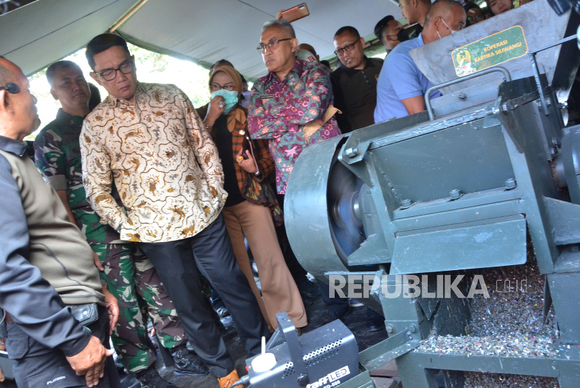Gubernur Jawa Barat Ridwan Kamil bersama Pangdam III/Siliwangi Mayjen Kunto Arief Wibowo melihat cara kerja mesin pencacah sampah, saat peluncuran sejumlah alat pengolahan sampah inovasi Kodam III/Siliwangi di Lembang, Kabupaten Bandung Barat, Kamis (5/1/2023). 