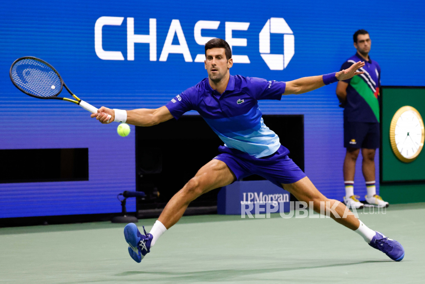  Novak Djokovic dari Serbia beraksi melawan Tallon Greikspoor dari Belanda selama pertandingan mereka pada hari keempat Kejuaraan Tenis AS Terbuka di Pusat Tenis Nasional USTA di Flushing Meadows, New York, AS, 02 September 2021. AS Terbuka berlangsung mulai 30 Agustus sampai 12 September.
