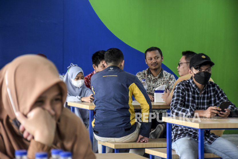 Pengunjung berada di area Kafe ilustrasi. Penjabat (Pj) Wali Kota Banda Aceh Bakri Siddiq mengimbau para pedagang di kota setempat untuk menutup usaha mereka sesaat sebelum hingga sesudah shalat magrib berjamaah.