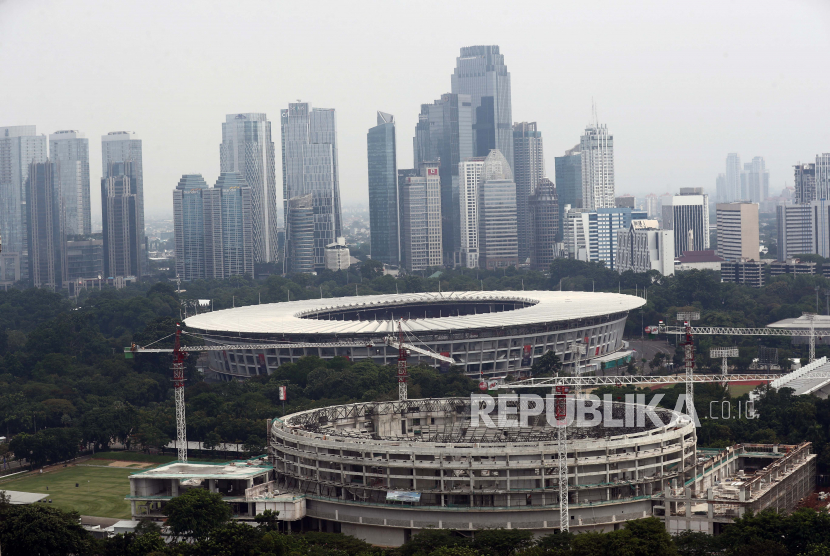  Lokasi pembangunan stadion di dekat Stadion Gelora Bung Karno di Jakarta, Selasa, 11 Oktober 2022. Menurut Badan Pusat Statistik, tingkat inflasi Indonesia melonjak menjadi 5,95 persen pada September 2022, tertinggi sejak Oktober 2015, sebagai akibat dari kenaikan dalam biaya transportasi setelah kenaikan harga bahan bakar.