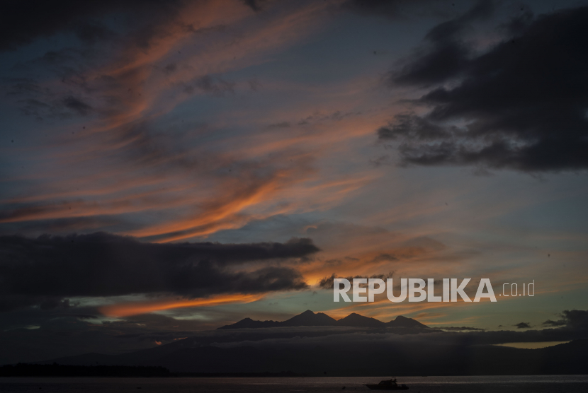 Suasana matahari terbit di Gili Trawangan, Kepulauan Gili, Lombok Utara, Nusa Tenggara Barat, Sabtu (6/3/2021). Kepulauan Gili merupakan salah satu destinasi wisata keunggulan Lombok yang terdiri dari tiga pulau, yaitu Gili Trawangan, Meno, dan Air. 