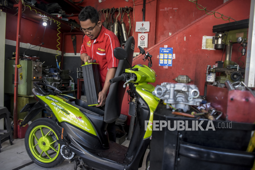Teknisi memeriksa baterai sepeda motor bbm yang dikonversi menjadi sepeda motor listrik di bengkel Bacip Moto Shop, Jalan Kebon Jati, Kota Bandung, Jawa Barat, Senin (3/7/2023) (ilustrasi).