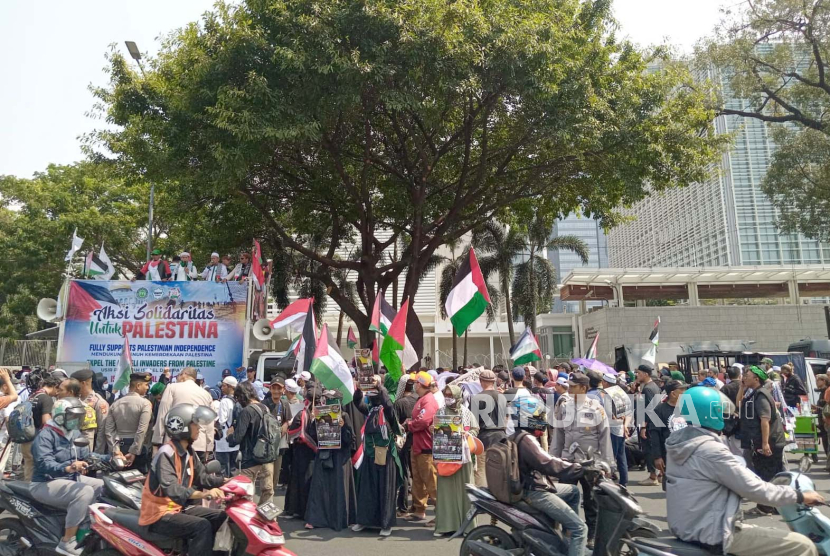 Massa aksi solidaritas untuk Palestina memadati gedung Kedutaan Besar (Kedubes) Amerika Serikat untuk Indonesia di Jalan Medan Merdeka Selatan, Jakarta Pusat, Rabu (11/10/2023). 