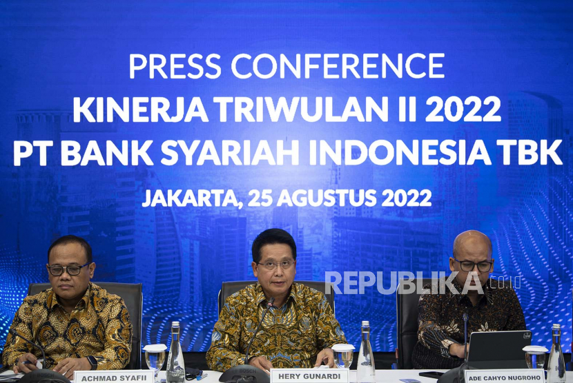 Direktur Utama PT Bank Syariah Indonesia Tbk (BSI) Hery Gunardi (tengah) didampingi Direktur Information Technology Achmad Syafii (kiri), dan Direktur Finance & Strategy Ade Cahyo Nugroho memaparkan kinerja BSI kuartal II/2022 di Jakarta, Kamis (25/8/2022). BSI berhasil mencatatkan pertumbuhan kinerja yang signifikan dan berkualitas dengan membukukan laba bersih mencapai Rp2,13 triliun, tumbuh 41,31 persen year on year (yoy) pada kuartal II/2022. 