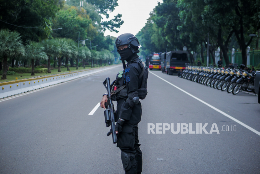 Petugas kepolisian melakukan pengamanan jelang aksi tolak Undang-Undang Cipta Kerja di Jalan Medan Merdeka Barat, Jakarta, Selasa (13/10/2020). Sebanyak kurang lebih 12.000 personel gabungan TNI, Polri dan pemprov diterjunkan untuk mengawal aksi tersebut. ANTARA FOTO/Rivan Awal Lingga/foc.