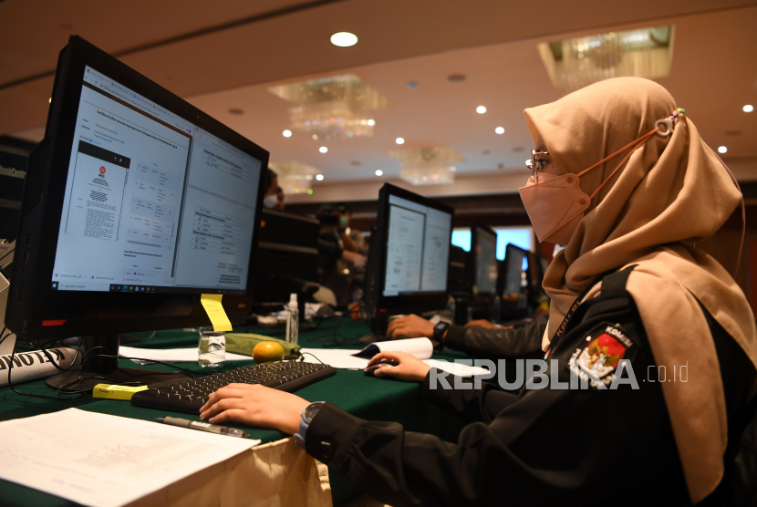 Petugas KPU memverifikasi administrasi dokumen persyaratan partai politik calon peserta Pemilihan Umum Tahun 2024 di Hotel Borobudur, Jakarta, Ahad (7/8/2022). 