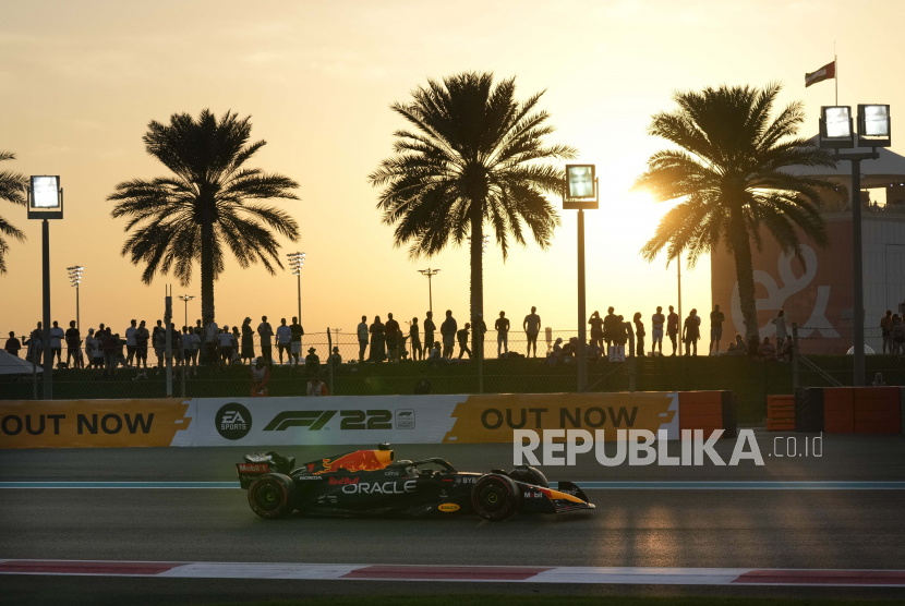 Pembalap Red Bull Max Verstappen dari Belanda beraksi selama latihan Formula Satu Grand Prix Abu Dhabi, di Abu Dhabi, Uni Emirat Arab Jumat, 18 November 2022.