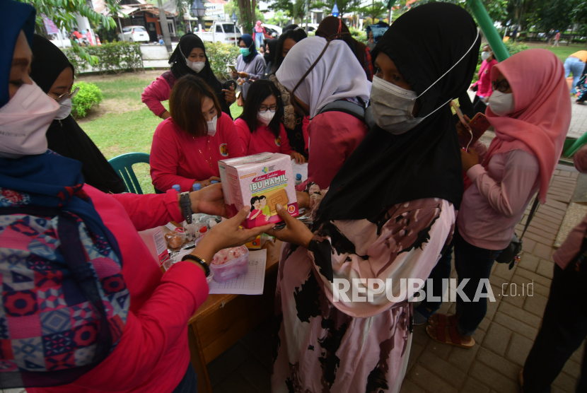Petugas memberikan makanan tambahan kepada ibu dan anak (ilustrasi). PT Semen Padang turut berpartisipasi menurunkan angka stunting di Padang, Sumatra Barat, dengan pemberian makanan tambahan bagi bayi khususnya di Kecamatan Lubuk Begalung.