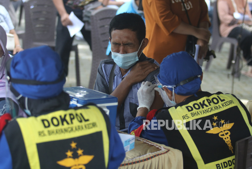 Petugas medis menyuntikkan vaksin COVID-19 kepada warga di Taman Tirtoyoso, Kota Kediri, Jawa Timur, Selasa (3/8/2021). Vaksinasi massal tersebut guna mendukung target pemerintah dua juta dosis per hari pada bulan Agustus. 