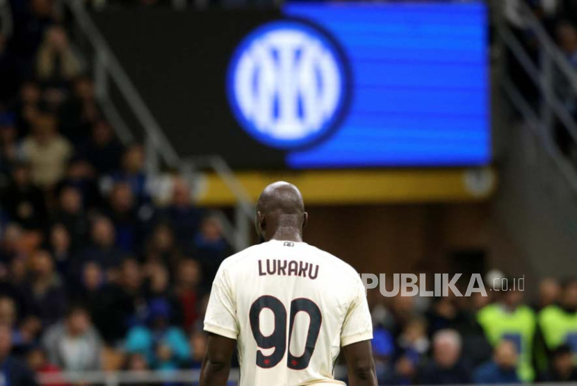 Reaksi penyerang AS Roma, Romelu Lukaku, dalam laga Serie A Liga Italia melawan mantan klubnya, Inter Milan, di Milan, Italia, Ahad, 29 Oktober 2023. 