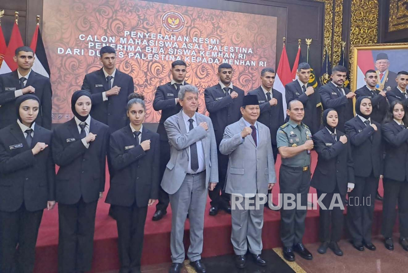Menteri Pertahanan RI Prabowo Subianto (tengah) saat menerima Mahasiswa Kadet Palestina.