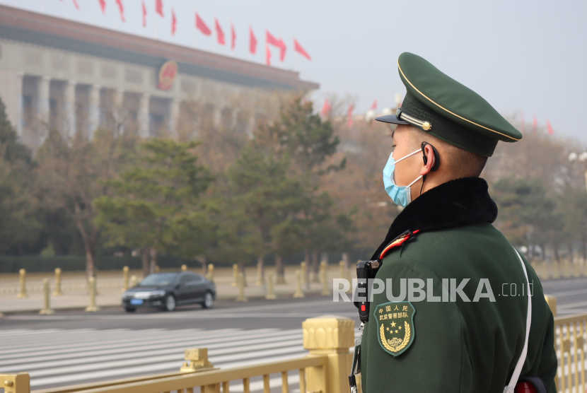 Seorang petugas keamanan bersiaga di depan Balai Agung Rakyat, Beijing, pada pembukaan Sidang Umum Majelis Permusyawaratan Politik Rakyat China (CPPCC), Kamis (4/3/2021), atau sehari sebelum berlangsungnya Sidang Kongres Rakyat Nasional (NPC) yang dijadwalkan dibuka oleh Presiden Xi Jinping pada Jumat (5/3). Sidang parlemen dua kamar yang dikenal dengan sebutan Lianghui digelar setiap awal Maret, namun tahun 2020 dilaksanakan pada bulan Mei karena pandemi COVID-19. 