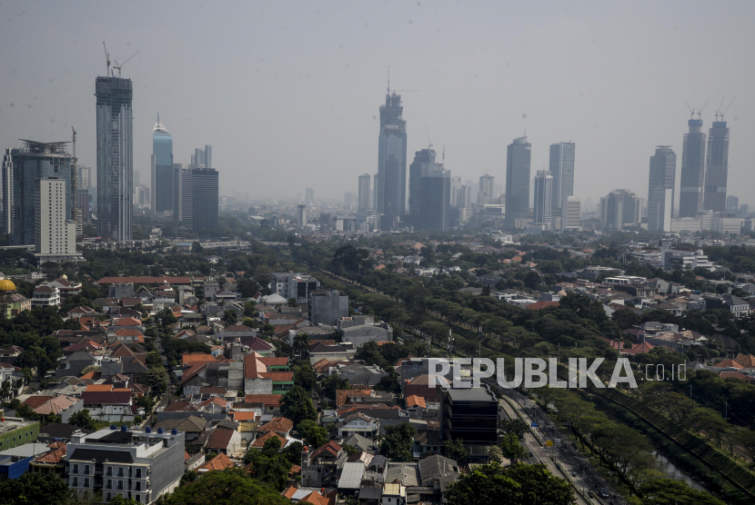 Suasana lanskap Kota Jakarta dengan latar belakang gedung-gedung bertingkat. 