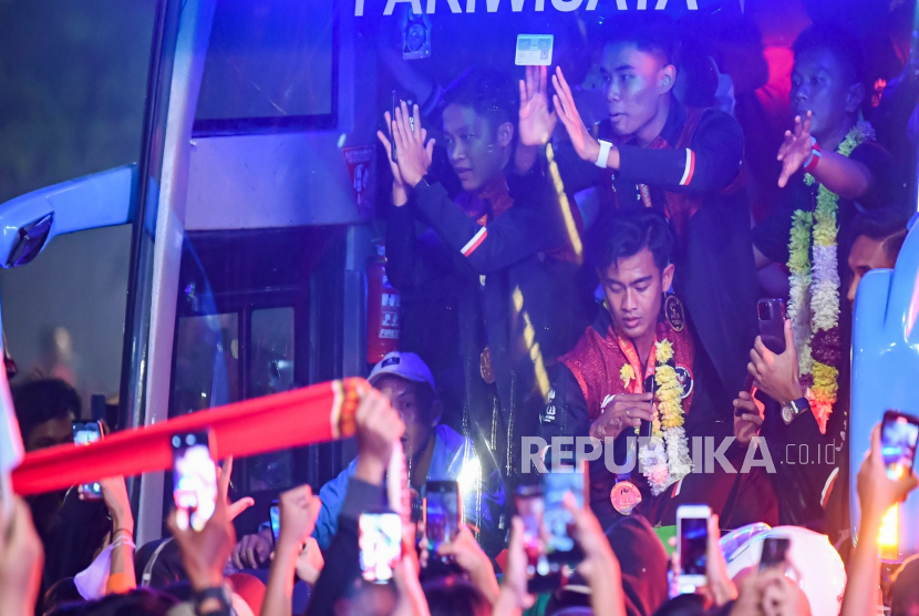 Sejumlah pesepak bola Timnas Indonesia U-22 melambaikan tangan ke arah suporter dari dalam bus di kawasan jalan Asia Afrika, Jakarta, Kamis (18/5/2023). Timnas Indonesia U-22 kembali ke Tanah Air usai meraih medali emas SEA Games Kamboja setelah mengalahkan Thailand dengan skor 5-2. 
