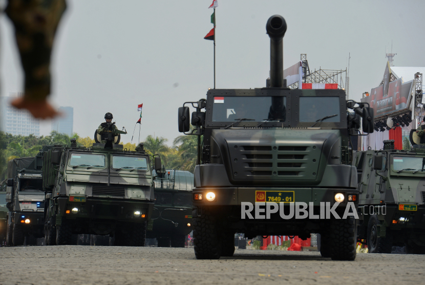Prajurit TNI mengikuti defile (ilustrasi). Negara-negara Muslim berlomba untuk perkuat militer mereka  