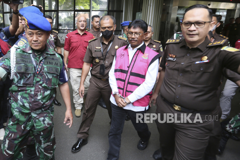 Indonesian Communication and Information Minister Johnny G. Plate, center, is escorted by prosecutors following his arrest on accusation of corruption, at the Attorney General