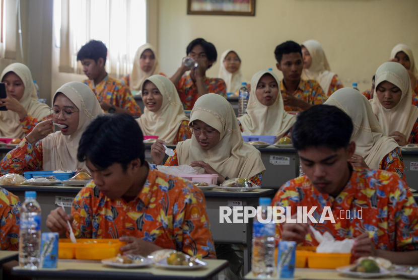 Pelajar menyantap makan siang saat peluncuran program Makan Siang Bergizi di SMA Muhammadiyah 1 Taman, Sidoarjo, Jawa Timur, Sabtu (16/11/2024). Program makan siang bergizi gratis secara nasional akan direncanakan oleh pemerintah pada Januari 2025. 