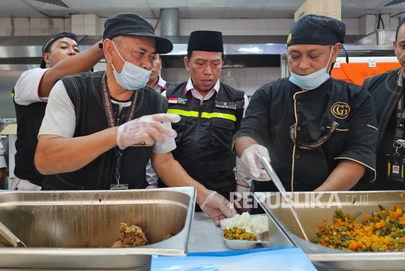 Direktur Bina Haji Kemenag, Arsad Hidayat meninjau dapur untuk konsumsi jemaah haji yang baru mendarat turun dari pesawat. Nantinua, dapur bandara ini akan menyuplai konsumsi untuk jamaah yang baru tiba. 