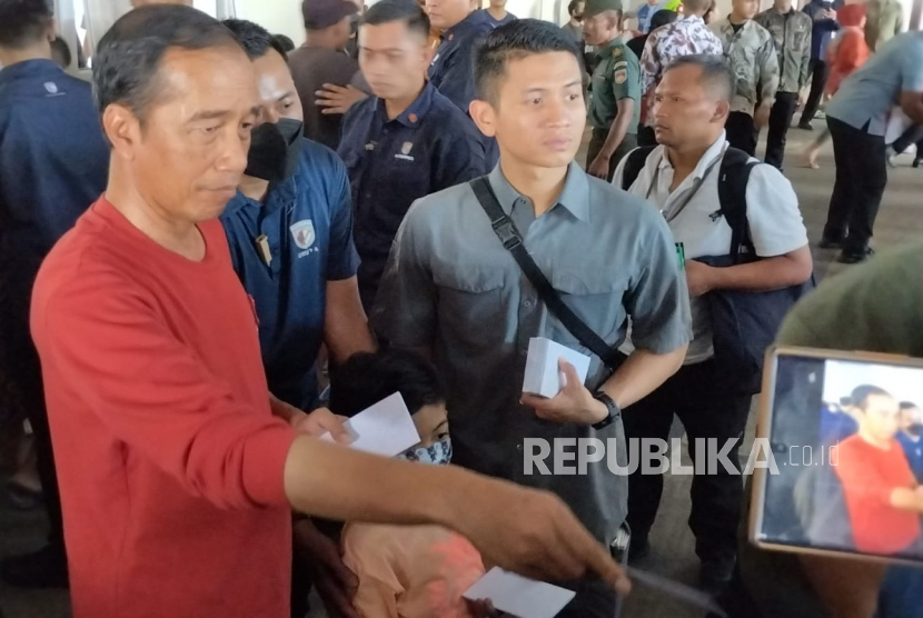 Jokowi bersama Jan Ethes bagikan sembako di pasar Legi bagi buruh gendong, Kamis (20/4/2023).