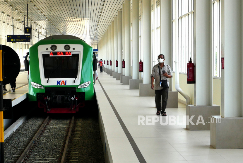 Kereta Api Bandara YIA saat uji coba sarana rangkaian kereta di Stasiun Kereta Api Bandara YIA, Kulonprogo, Yogyakarta, Senin (30/8/2022).
