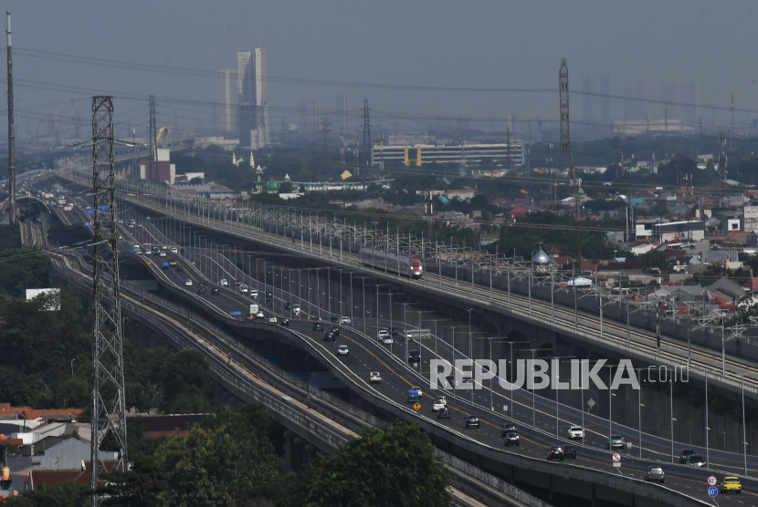 Sejumlah kendaraan melintas di Jalan Layang Mohamed Bin Zayed (MBZ) di Bekasi, Jawa Barat, Selasa (20/2/2024).