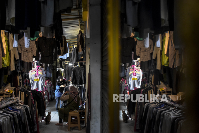 Penjual pakaian bekas impor beraktivitas di depan kiosnya di Pasar Cimol Gedebage, Gedebage, Kota Bandung, Jawa Barat, Kamis (16/3/2023). Kementerian Perindustrian (Kemenperin) menyatakan, penjualan baju bekas impor atau thrifting mengganggu utilisasi industri.