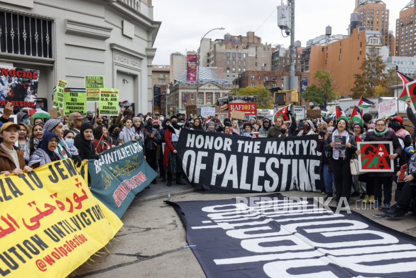 Orang-orang melakukan protes dalam solidaritas dengan rakyat Palestina dan menentang operasi militer Israel yang sedang berlangsung di Jalur Gaza, dekat Union Square di New York, New York, AS, (22/11/2023).
