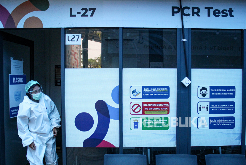 Petugas memanggil warga untuk menjalani tes usap PCR di kawasan Terminal 3 Bandara Internasional Soekarno Hatta, Tangerang, Banten. Epidemiolog menyarankan pemerintah memperketat pintu-pintu kedatangan internasional di tengah merebaknya varian Mu. (ilustrasi)