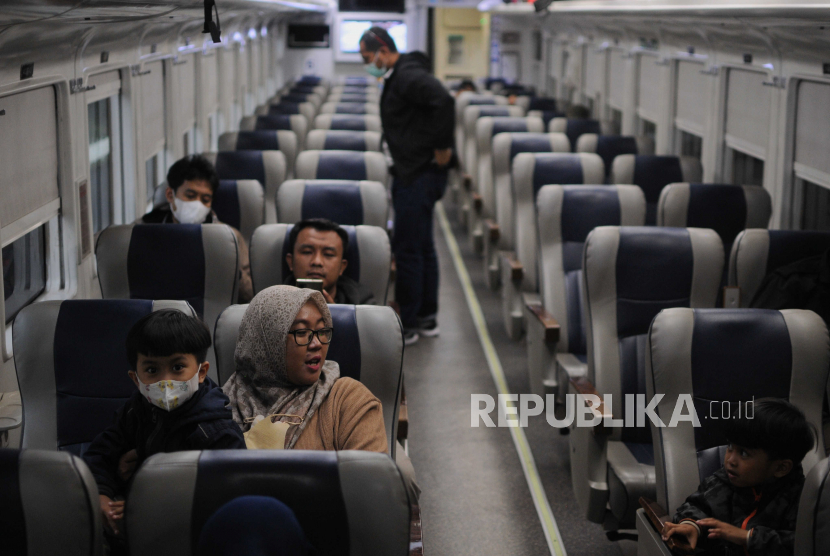 Pemudik menaiki KA Argo Sindoro di Stasiun Gambir, Jumat (14/4/2023). KAI Daop 1 Jakarta mencatat per 14 April 2023 terdapat keberangkatan 12.700 pemudik dari Stasiun Gambir pada masa angkutan Lebaran 2023.