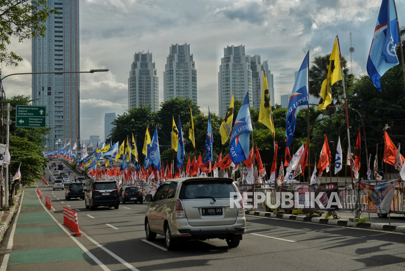 Bendera partai politik berjejer di sepanjang jalan raya di Jakarta. KPU akan segera menetapkan para caleg terpilih dari masing-masing partai untuk duduk di kursi DPR RI, Jakarta.