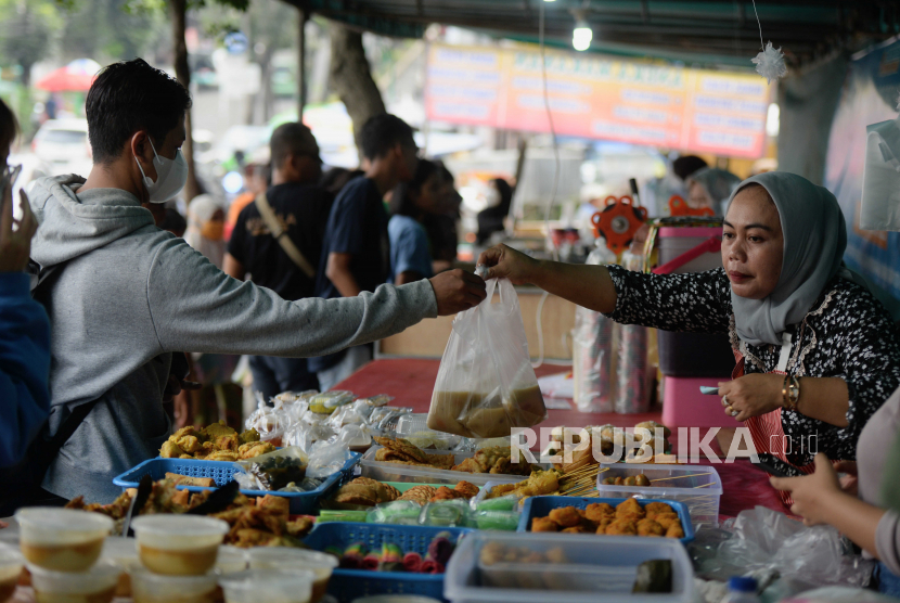 Pedagang melayani warga membeli makanan untuk buka puasa (takjil) di kawasan Bantarjati, Kota Bogor, Jawa Barat