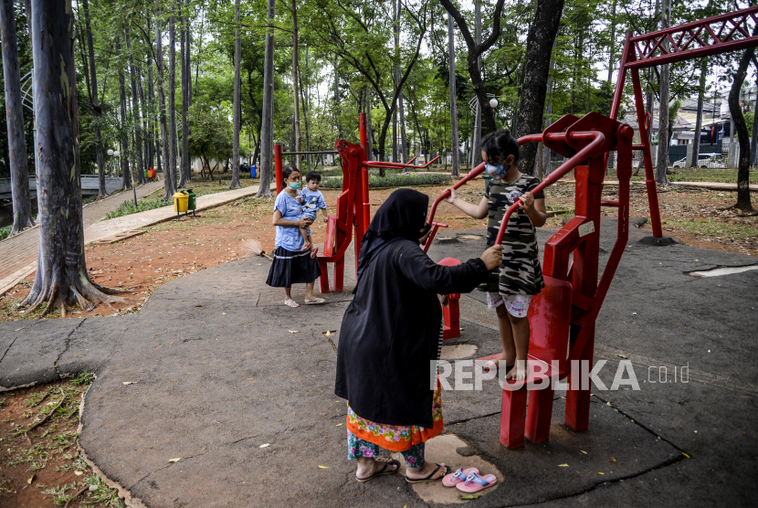 Anak-anak saat bermain di Taman Tebet, Jakarta, Rabu (2/9). Pemerintah Provinsi DKI Jakarta berencana untuk merevitalisasi Taman Tebet dengan menggabungkan Taman Tebet Utara dan Taman Tebet Selatan serta menambah fasilitas pendukung seperti arena bermain dan fasilitas olahraga. Republika/Putra M. Akbar