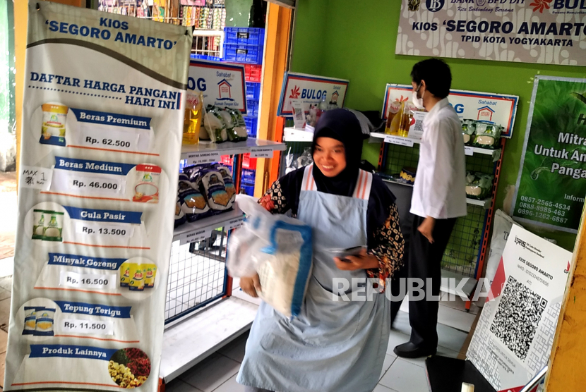 Pembeli membeli beras operasi pasar dengan QR code di Kios Segoro Amarto, Pasar Beringharjo, Yogyakarta, beberapa waktu lalu.