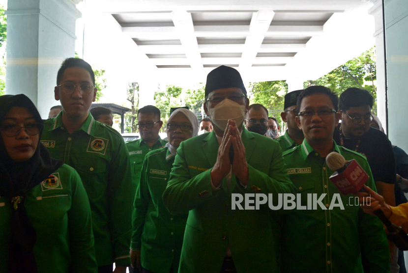Plt Ketua Umum PPP Muhamad Mardiono bersama jajaran pengurus saat tiba di Kantor KPU, Jakarta, Senin (12/9/2022). Kedatangan tersebut untuk menyerahkan Surat Keputusan (SK) Kementerian Hukum dan HAM (Kemenkumham) tentang susunan kepengurusan PPP yang baru. Republika/Prayogi