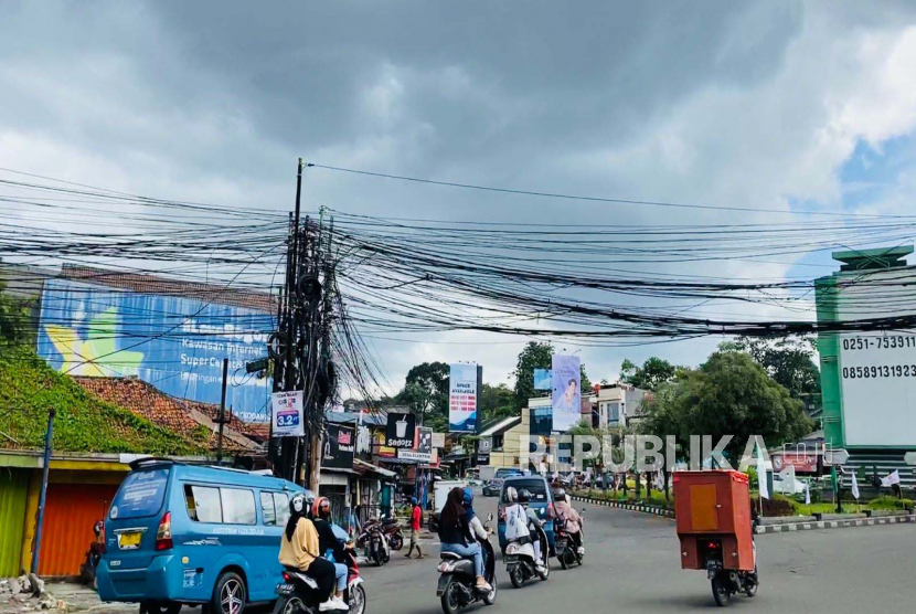 Kondisi kabel di ruas Jalan Ahmad Yani, Kecamatan Bogor Utara, Kota Bogor, Ahad (19/2/2023). Saat ini Pemkot Bogor tengah mengajukan Raperda Utilitas ke DPRD setempat untuk menata kabel dan box utilitas. 