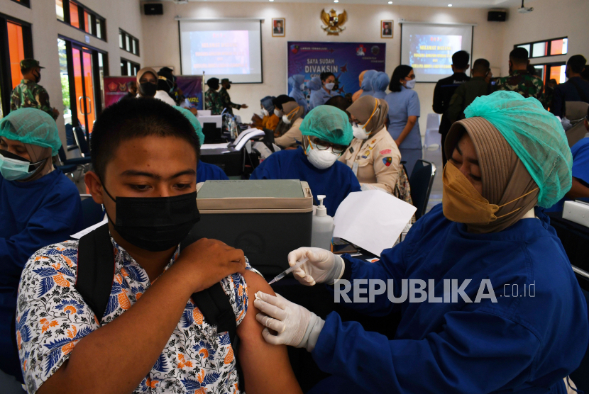 Petugas kesehaan menyuntIkkan vaksin Covid-19 pada warga saat digelar Serbuan Vaksinasi Covid-19 Nasional di RSAU dr Efram Harsana Lanud Iswahjudi Magetan, Jawa Timur. 
