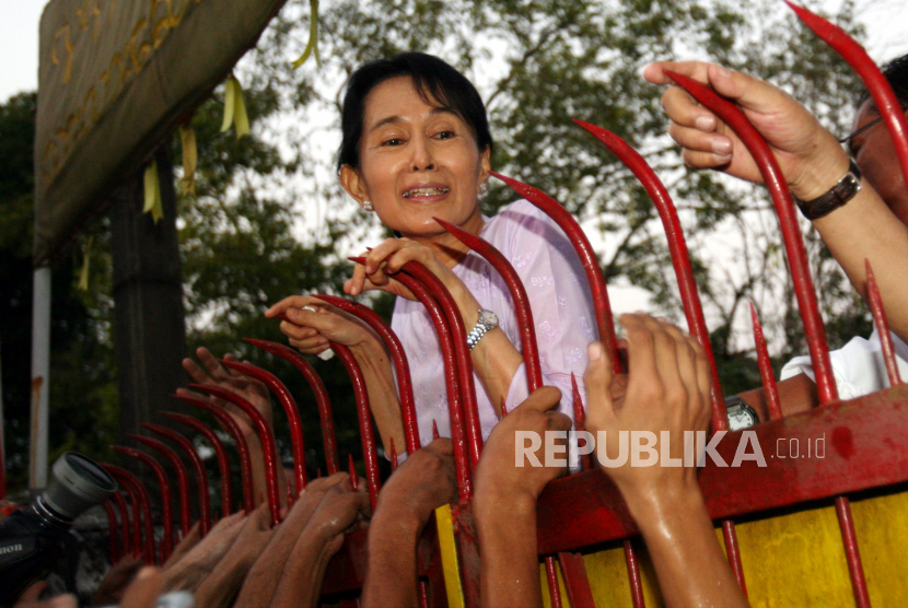  Pemimpin demokrasi Aung San Suu Kyi, yang telah menjadi tahanan rumah, disambut oleh ribuan pendukungnya di atas pagar rumahnya saat dia dibebaskan di Yangon, Myanmar (Burma), 13 November 2010 (diterbitkan kembali 3 Februari 2021).