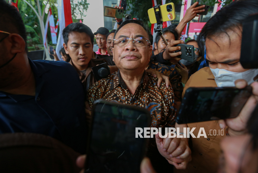 Bupati Pati Sudewo berjalan usai menjalani pemeriksaan di Gedung Merah Putih KPK, Jakarta, Rabu (27/8/2025). KPK memeriksa Bupati Pati Sudewo untuk dimintai keterangannya sebagai saksi dalam kasus dugaan suap proyek pembangunan jalur kereta api pada Direktorat Jenderal Perkeretaapian (DJKA) Kementerian Perhubungan Tahun 2021-2022. Sudewo diperiksa penyidik KPK sekitar tujuh jam. Dalam perkara tersebut, KPK telah menyita uang milik Sudewo sebesar Rp3 miliar, namun Sudewo membantah uang tersebut  hasil dari kasus suap DJKA, melainkan pendapatannya sebagai anggota DPR RI.