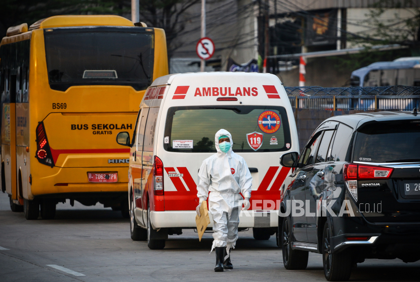 Seorang tenaga kesehatan berjalan di area Rumah Sakit Darurat Penanganan Covid-19, Wisma Atlet Kemayoran, di Jakarta. Pada Kamis (17/9), Jakarta mendapat tambahan 1.113 kasus positif Covid-19 baru.