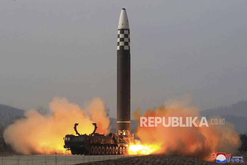 Foto yang didistribusikan oleh pemerintah Korea Utara ini menunjukkan apa yang dikatakan sebagai uji coba rudal balistik antarbenua (ICBM) Hwasong-17, di lokasi yang dirahasiakan di Korea Utara pada 24 Maret 2022. 