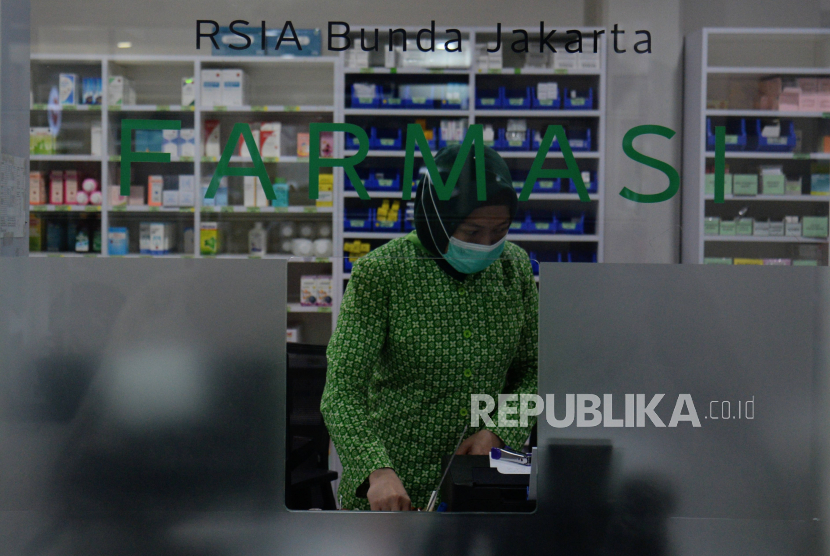 Apoteker melayani warga membeli obat di RSIA Bunda Jakarta, Kamis (20/10/2022). Dinas Kesehatan (Dinkes) DKI Jakarta menginstruksikan petugas pada fasilitas kesehatan di Ibu Kota untuk menghentikan sementara pemberian atau penggunaan obat dalam bentuk sirup dan mengalihkannya ke bentuk lain. 