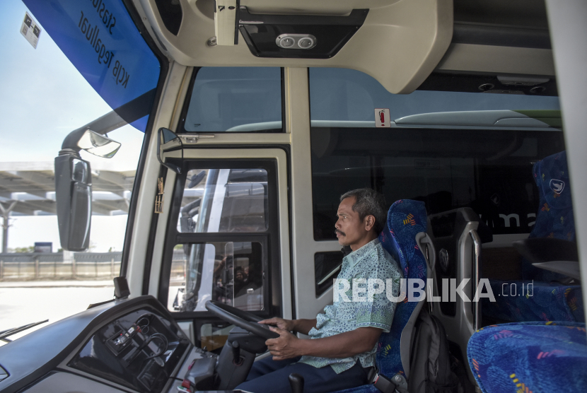 Sopir layanan antar jemput (shuttle) menunggu penumpang di area Stasiun KCJB Tegalluar, Kabupaten Bandung, Jawa Barat, Senin (2/10/2023). Presiden Joko Widodo meresmikan KCJB yang diberi nama Whoosh (Waktu Hemat Operasi Optimal Sistem Hebat) pada hari ini, Senin (2/10/2023). Nantinya KCJB Whoosh akan mulai beroperasi delapan perjalanan per hari setelah diresmikan.