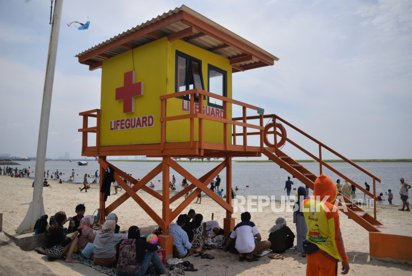 Sejumlah warga berwisata saat libur lebaran di Pantai Lagoon,   Ancol Taman Impian, Jakarta, Kamis (11/4/2024). Ancol menyiapkan 8 pos pantau dan 7 unit ambulans di sepanjang pantai.