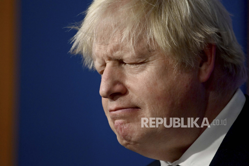 Perdana Menteri Inggris Boris Johnson berbicara kepada media mengenai tingkat infeksi COVID-19 Inggris dan kampanye vaksinasi, di Downing Street, London, Senin 15 November 2021