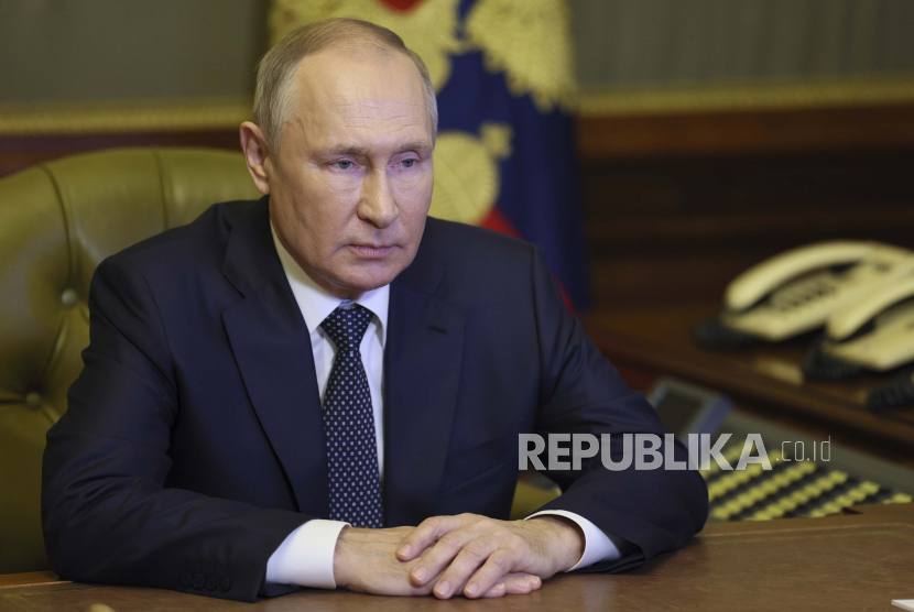 Presiden Rusia Vladimir Putin memimpin pertemuan Dewan Keamanan melalui konferensi video di St. Petersburg, Rusia, Senin, 10 Oktober 2022. Putin menegaskan tidak akan menyerang Ukraina dengan nuklir.