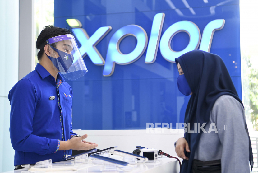 Petugas XL Center menggunakan pelindung wajah dan masker saat melayani pengunjung di Jakarta, Rabu (17/6/2020). PT XL Axiata Tbk (XL Axiata) meraih laba sebesar Rp 321 miliar pada kuartal I 2021.